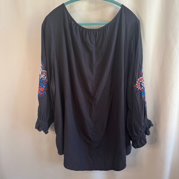 Liz Claiborne Woman’s Black Floral Embroidered 3/4 Sleeve Top - Picture 4 of 8